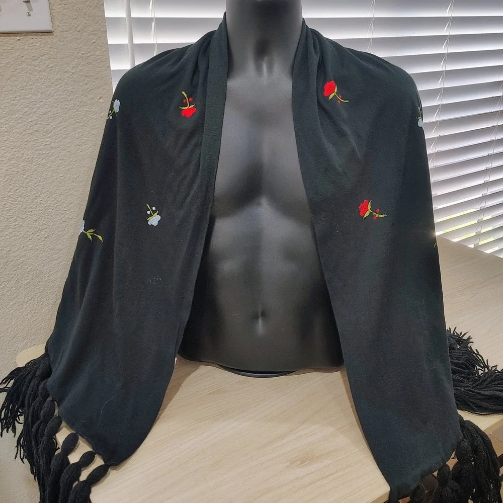 VINTAGE ROCHELLE SHAWL WRAP WOMEN OS BLACK FLORAL EMBROIDERED TASSEL BOHO ARTSY